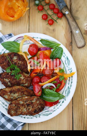 Schnitzel mit Salat, Ansicht von oben Stockfoto