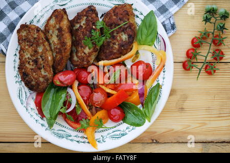 Schnitzel mit Salat von Kirschtomaten, Ansicht von oben Stockfoto