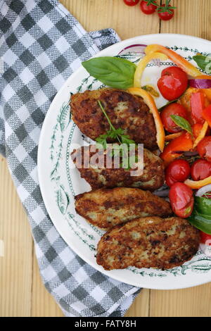 Schnitzel mit Salat aus Tomaten, Ansicht von oben Stockfoto