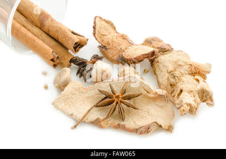 Verschiedene Gewürze auf einem weißen Hintergrund Stockfoto
