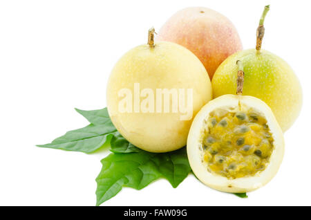 Gelbe Passionsfrucht und grünes Blatt auf weißem Hintergrund. Stockfoto