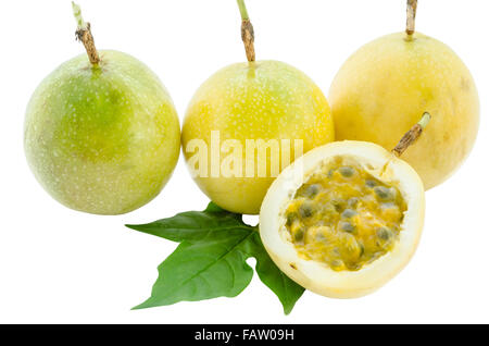 Maracuja, Passionsfrucht und grünes Blatt auf weißem Hintergrund. Stockfoto