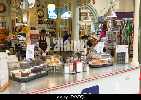 ein Cafe in Guildhall Markthalle, Bath, Somerset, Großbritannien Stockfoto