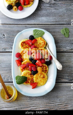 Quark-Pfannkuchen mit Beeren, Ansicht von oben Stockfoto