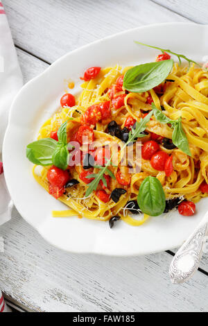 Pasta mit Tomatensauce auf weißen Teller, Essen Stockfoto