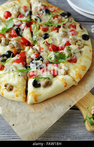 hausgemachte Pizza mit Pilzen, Essen Nahaufnahme Stockfoto