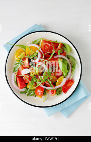 leichte Tomaten-Salat auf Teller, Ansicht von oben Stockfoto