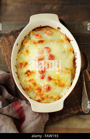 frische Lasagne in Auflaufform, Ansicht von oben Stockfoto