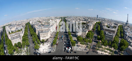 Panoramablick über Paris von oben auf den Arc De Triomphe. Stockfoto