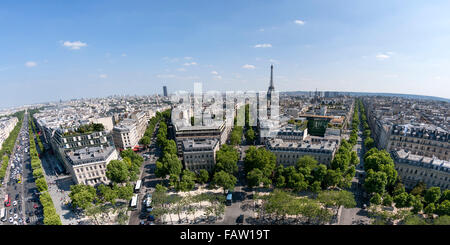 Panoramablick über Paris von oben auf den Arc De Triomphe. Stockfoto