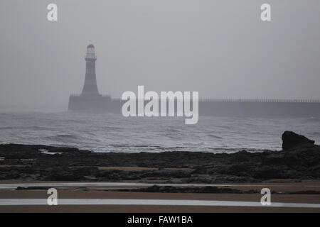 Roker Leuchtturm an einem grauen Wintertag in Sunderland, England. Der Mole und Leuchtturm reichen bis in die Nordsee. Stockfoto