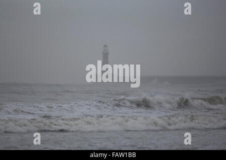 Roker Leuchtturm an einem grauen Tag der Schlagregen in Sunderland, England. Der Mole und Leuchtturm reichen bis in die Nordsee. Stockfoto