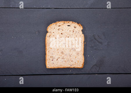 Glutenfreies Brot auf schwarzem Hintergrund aus Holz Stockfoto