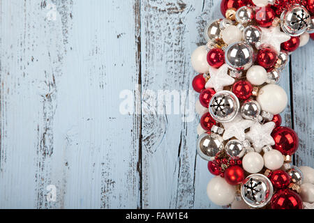 Adventskranz mit Glocken auf hellblauem Hintergrund aus Holz Stockfoto