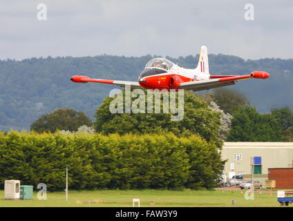 BAC Jet Provost T5A Tiefflug über Dunsfold Aerodrome in Surrey Stockfoto