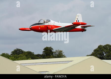 BAC Jet Provost T5A Tiefflug über Dunsfold Aerodrome in Surrey Stockfoto