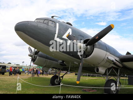 Douglas Dakota C47 d-Day Farben bei Dunsfold Aerodrome, Sussex Stockfoto