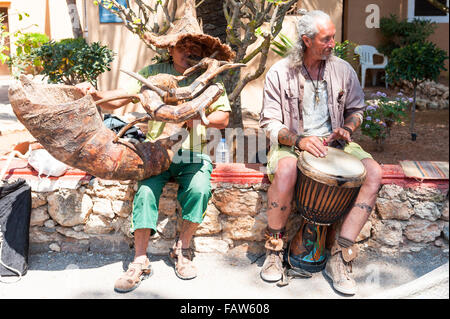 Zwei Musiker unterhalten Touristen auf dem alten Markt in Ibiza, Balearen, Spanien Stockfoto