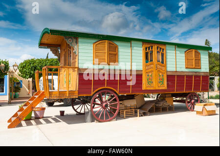 Zigeunerwagen außerhalb eines Handwerks-Shop auf der Insel Ibiza, Spanien, Europa. Stockfoto