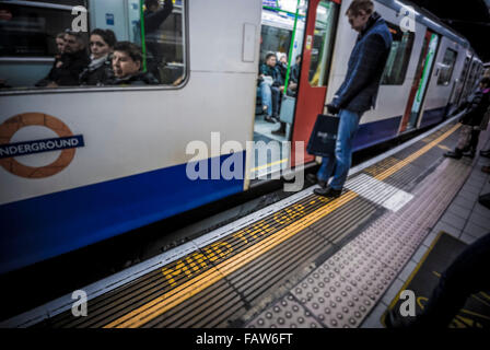 MIND THE GAP-Warnung. U-Bahnstation mit u-Bahn und Plattform Stockfoto