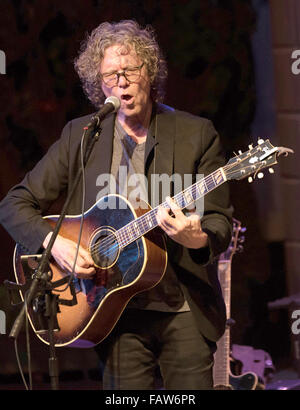 Waldhonig Presents: Iain Matthews & Christine Collister und Au Pair (Gary Louris & Django Haskins) für den Autismus Think-Tank bei Morgan-Wixson Theater mit: Gary Louris Where: Santa Monica, Kalifornien, Vereinigte Staaten, wann: 23. November 2015 Stockfoto