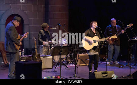 Waldhonig Presents: Iain Matthews & Christine Collister und Au Pair (Gary Louris & Django Haskins) für den Autismus Think-Tank bei Morgan-Wixson Theater mit: Christine Collister Where: Santa Monica, Kalifornien, Vereinigte Staaten, wann: 23. November 2015 Stockfoto