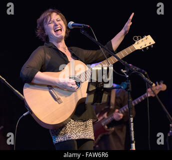 Waldhonig Presents: Iain Matthews & Christine Collister und Au Pair (Gary Louris & Django Haskins) für den Autismus Think-Tank bei Morgan-Wixson Theater mit: Christine Collister Where: Santa Monica, Kalifornien, Vereinigte Staaten, wann: 23. November 2015 Stockfoto