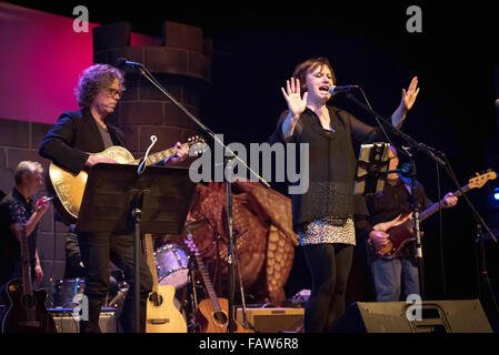 Waldhonig Presents: Iain Matthews & Christine Collister und Au Pair (Gary Louris & Django Haskins) für den Autismus Think-Tank bei Morgan-Wixson Theater mit: Christine Collister Where: Santa Monica, Kalifornien, Vereinigte Staaten, wann: 23. November 2015 Stockfoto