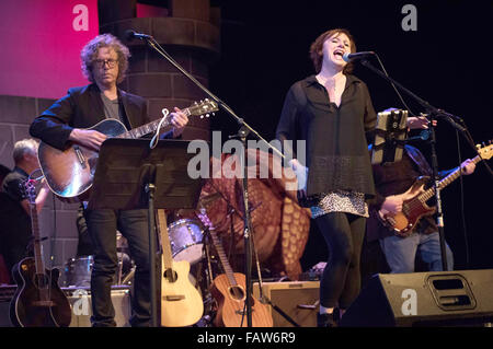 Waldhonig Presents: Iain Matthews & Christine Collister und Au Pair (Gary Louris & Django Haskins) für den Autismus Think-Tank bei Morgan-Wixson Theater mit: Christine Collister Where: Santa Monica, Kalifornien, Vereinigte Staaten, wann: 23. November 2015 Stockfoto