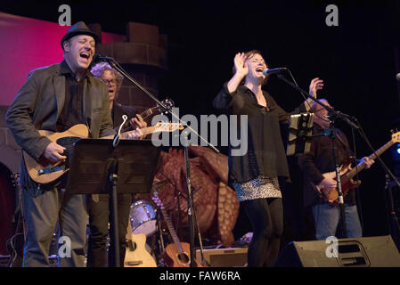 Waldhonig Presents: Iain Matthews & Christine Collister und Au Pair (Gary Louris & Django Haskins) für den Autismus Think-Tank bei Morgan-Wixson Theater mit: Christine Collister Where: Santa Monica, Kalifornien, Vereinigte Staaten, wann: 23. November 2015 Stockfoto