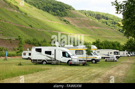 Mai-27-2011. Camper auf einem Feld in der Mosel-Region. Deutschland Stockfoto