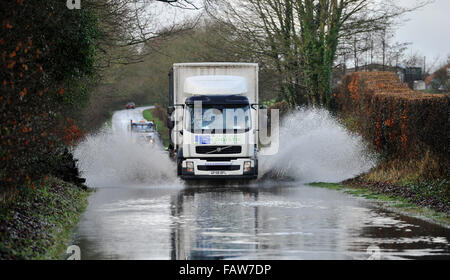 Hellingly, Sussex, UK. 5. Januar 2016. Ein Lastwagen fährt durch eine überschwemmte Straße in dem kleinen Dorf Hellingly nördlich von Hailsham in East Sussex, wo die Environment Agency Flut Warnungen Credit erteilt: Simon Dack/Alamy Live News Stockfoto