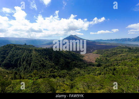 Batur Vulkan und Agung Panorama Bergblick mit blauem Himmel von Kintamani, Bali, Indonesien Stockfoto