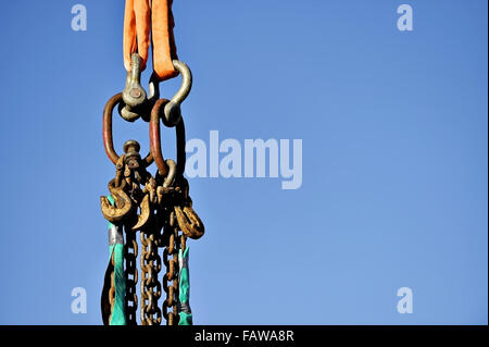 Schwere Industrie-Kette eingehakt auf einen Baukran Stockfoto