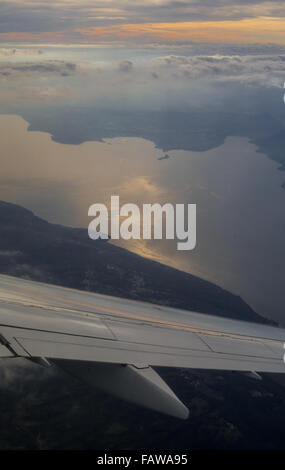 Gardasee (Venetien, Italien) und Winglet Flügelspitze auf Sonnenuntergang Luftaufnahme vom Flugzeug Flugzeuge Bullauge Stockfoto