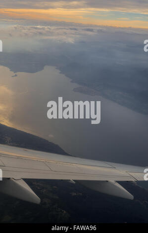 Gardasee (Venetien, Italien) und Winglet Flügelspitze auf Sonnenuntergang Luftaufnahme vom Flugzeug Flugzeuge Bullauge Stockfoto