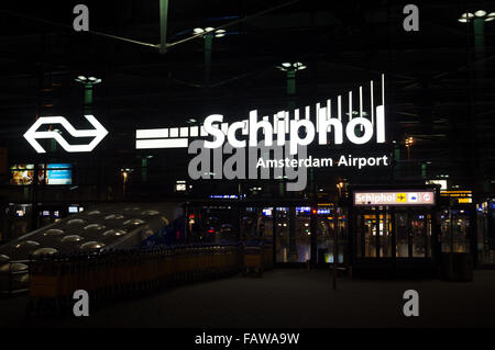 Amsterdam Schiphol Airport Train Station Eingang und Logo in der Nacht Stockfoto