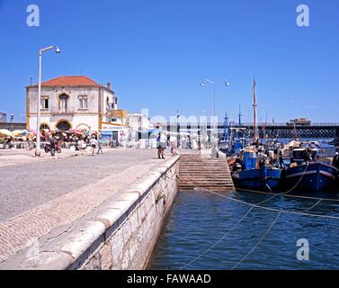 Traditionelle Fischerboote vertäut am Kai, Portimao, Algarve, Portugal, Westeuropa. Stockfoto