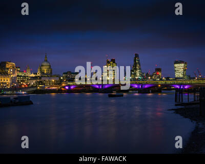 St Pauls Cathedral, Blackfriars Bridge, Themse und London Skyline in der Abenddämmerung. Stockfoto