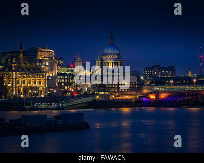 St Pauls Cathedral, Blackfriars Bridge, Themse und London Skyline in der Abenddämmerung. Stockfoto