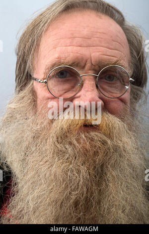 Älteren bärtigen Mann mit bifokale Brille Stockfoto