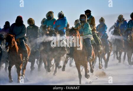 West Ujimqin-Banner, Chinas autonomen Region Innere Mongolei. 5. Januar 2016. Hirten Rennpferde im Westen Ujimqin-Banner, Nord-China autonomen Region Innere Mongolei, 5. Januar 2016. Bildnachweis: Ren Junchuan/Xinhua/Alamy Live-Nachrichten Stockfoto