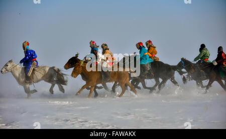 West Ujimqin-Banner, Chinas autonomen Region Innere Mongolei. 5. Januar 2016. Hirten Rennpferde im Westen Ujimqin-Banner, Nord-China autonomen Region Innere Mongolei, 5. Januar 2016. Bildnachweis: Ren Junchuan/Xinhua/Alamy Live-Nachrichten Stockfoto