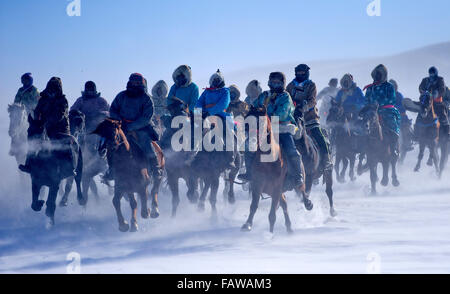 West Ujimqin-Banner, Chinas autonomen Region Innere Mongolei. 5. Januar 2016. Hirten Rennpferde im Westen Ujimqin-Banner, Nord-China autonomen Region Innere Mongolei, 5. Januar 2016. Bildnachweis: Ren Junchuan/Xinhua/Alamy Live-Nachrichten Stockfoto