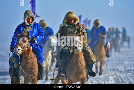 West Ujimqin-Banner, Chinas autonomen Region Innere Mongolei. 5. Januar 2016. Hirten Reitpferde nehmen Teil an einer Eröffnungsfeier der Pferd Volkskultur im Westen Ujimqin-Banner, Nord-China autonomen Region Innere Mongolei, 5. Januar 2016. Bildnachweis: Ren Junchuan/Xinhua/Alamy Live-Nachrichten Stockfoto