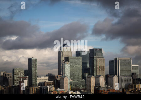 London, UK. 5. Januar 2016. UK-Wetter: fair Himmel und cloud über Canary Wharf Business Park Gebäude im zentralen London Credit: Guy Corbishley/Alamy Live News Stockfoto