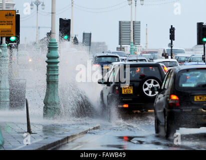 Brighton, Sussex, UK. 4. Januar 2016. Traffic-Laufwerke durch Hochwasser und der Oberfläche Wasser auf Brighton Meer in der Nähe der Kreuzung mit der West Street nach mehr heftigen Regenfälle der Regen am frühen Morgen Credit: Simon Dack/Alamy Live News Stockfoto