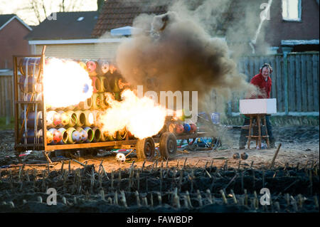 ENSCHEDE, Niederlande - 31. Dezember 2015: Hartmetall explodiert ist eine Tradition auf Vorabend des neuen Jahres in den Niederlanden und Belgien. Stockfoto