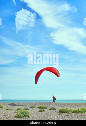 Paragliding am Strand von Newhaven Sussex Stockfoto