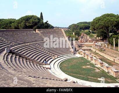 Ansicht des antiken römischen Theaters, Ostia Antica, Rom, Italien, Europa. Stockfoto